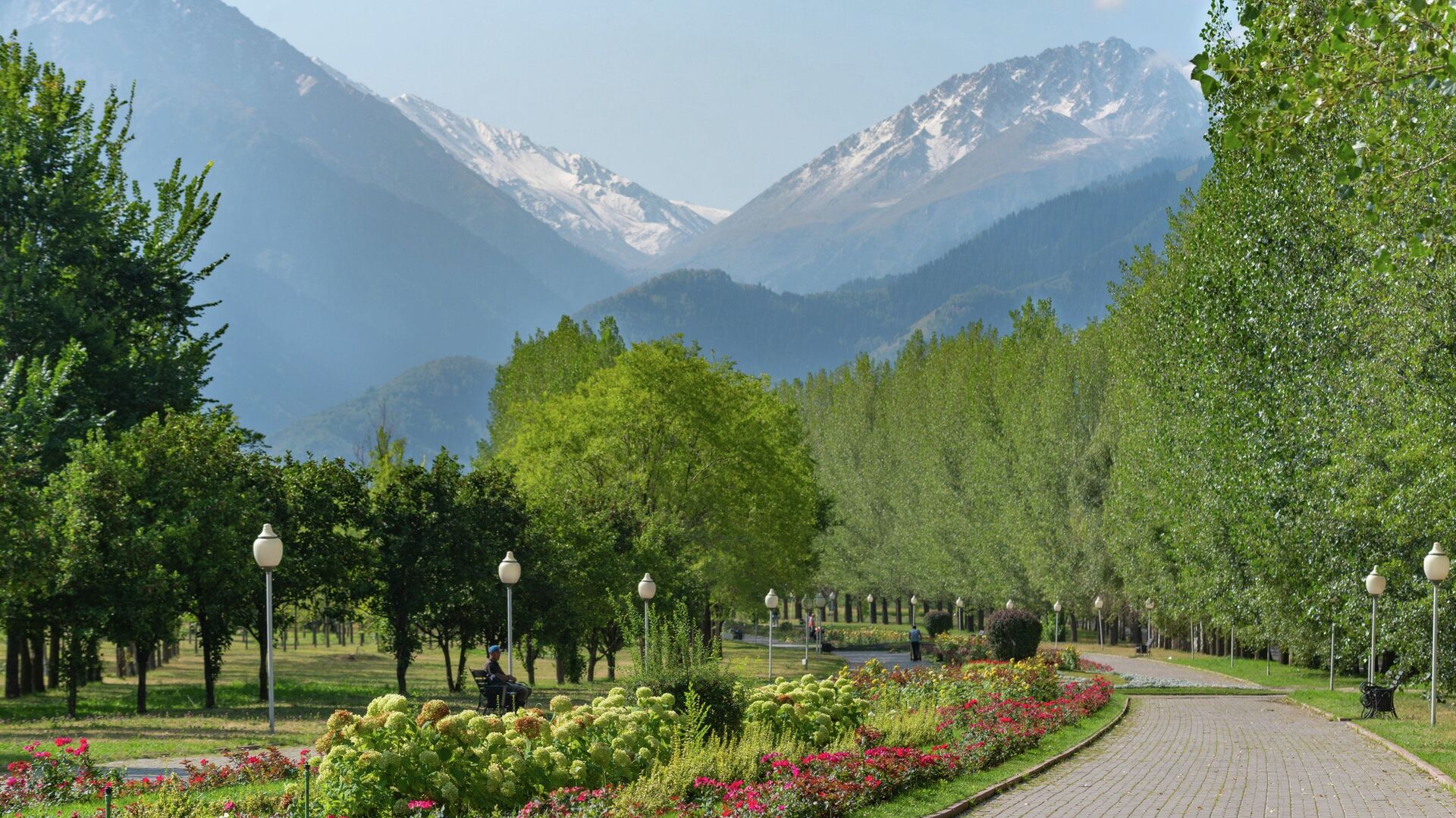 Парк первого президента был основан на участке выше проспекта Аль-Фараби, где когда-то находились яблоневые сады апорта - Sputnik Казахстан, 1920, 25.07.2022