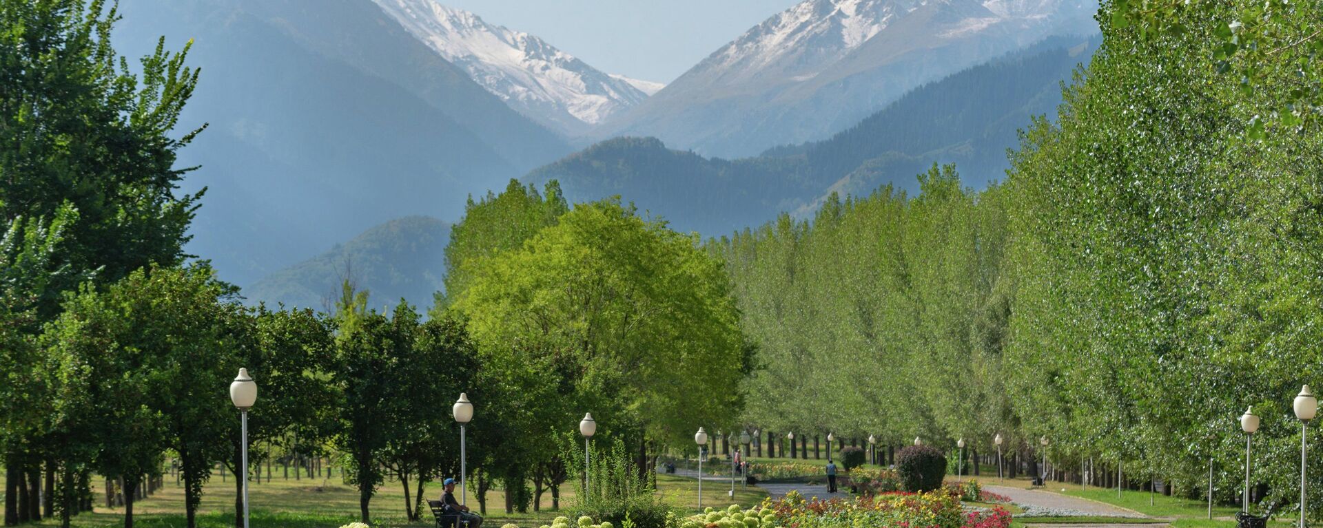 Парк первого президента был основан на участке выше проспекта Аль-Фараби, где когда-то находились яблоневые сады апорта - Sputnik Казахстан, 1920, 14.07.2022