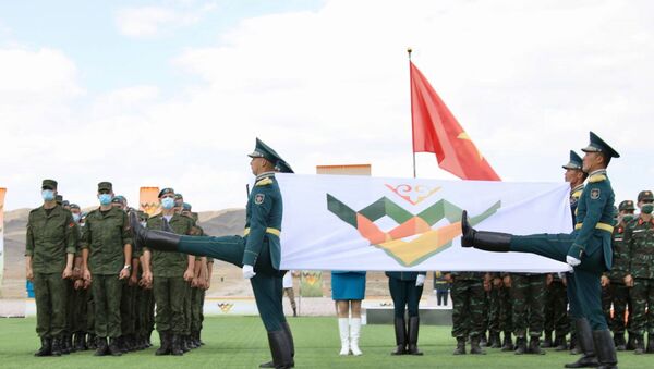 Представители роты почетного караула выносят знамя конкурсов АрМИ, проводимых в Казахстане  - Sputnik Казахстан