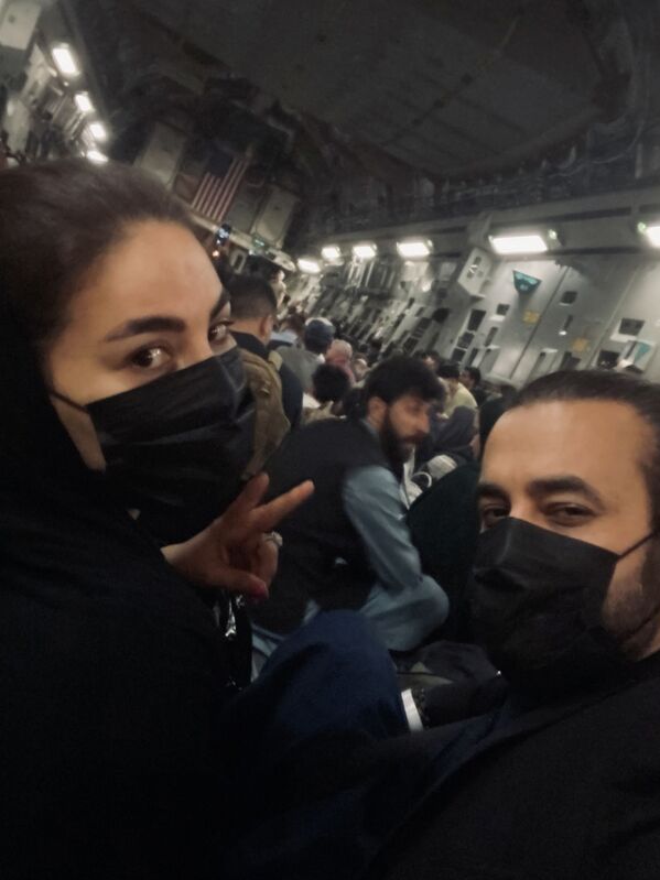 Афганская певица Aryana Sayeed в самолете во время эвакуации из Кабула  - Sputnik Қазақстан