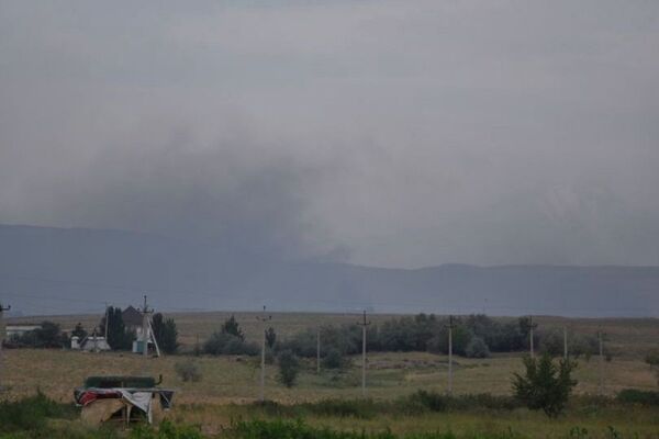 Дым в небе в районе, где происходили взрывы - Sputnik Казахстан