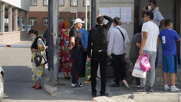 Родственники некоторых пострадавших при взрывах на военных складах до сих пор находятся у 1-й городской многопрофильной больницы Тараза - Sputnik Казахстан