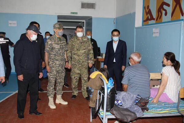 Министр по чрезвычайным ситуациям и аким Жамбылской области посетили лечебные учреждения, где находятся пострадавшие в результате пожара - Sputnik Казахстан