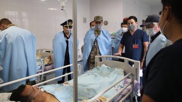 Министр по чрезвычайным ситуациям и аким Жамбылской области посетили лечебные учреждения, где находятся пострадавшие в результате пожара - Sputnik Казахстан
