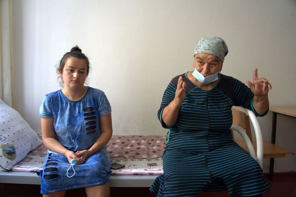 Жительница поселка Байзак Фатима Сафарова (справа) в пункте эвакуации в Таразе - Sputnik Казахстан