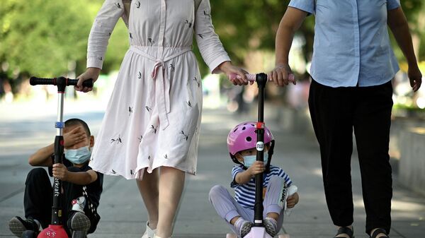 Родители во время прогулки везут уставших детей на самокатах  - Sputnik Казахстан