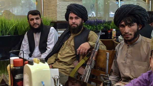 Боевики Талибана* в ожидании заказа в ресторане Кабула  - Sputnik Казахстан