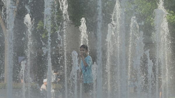 Ребенок гуляет в сухом фонтане жарким днем  - Sputnik Казахстан