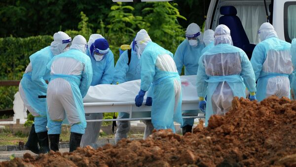 Работники морга и кладбища выносят из машины тело погибшего от коронавируса - Sputnik Қазақстан