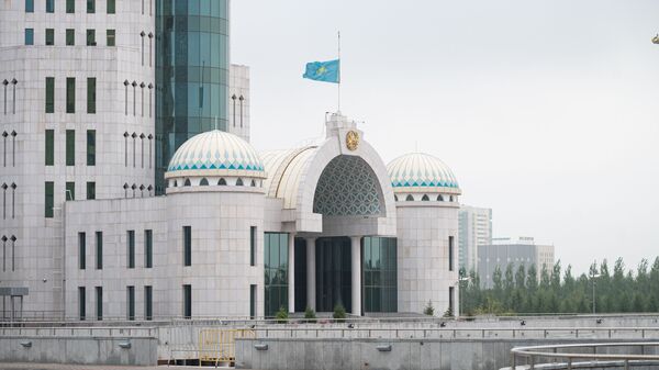 Приспущенный флаг в День национального траура, здание правительства - Sputnik Қазақстан