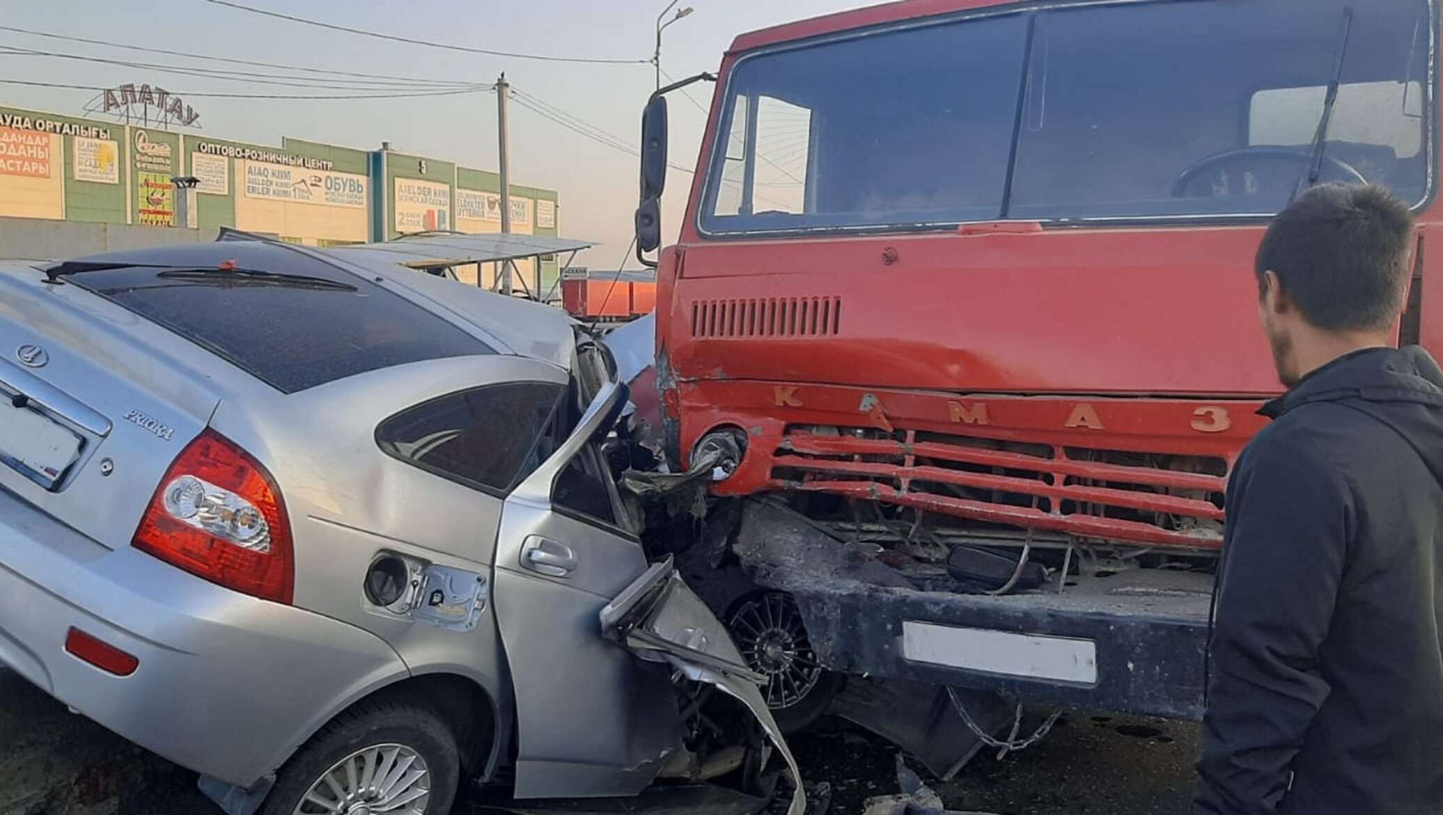 Автомобиль залетел под КамАЗ в Алматы: водитель чудом остался жив - фото -  31.08.2021, Sputnik Казахстан