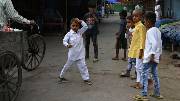 Дети в индийских кварталах - Sputnik Қазақстан