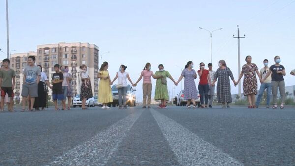 Жители в Шымкенте перекрыли дорогу - Sputnik Казахстан