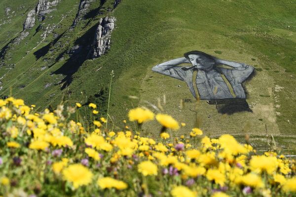 Лендарт художника Saype на горнолыжном склоне Шо-де-Мон над альпийским курортом Лезен - Sputnik Қазақстан