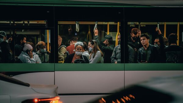 Пассажиры в салоне автобуса  - Sputnik Казахстан