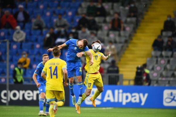 Момент матча между сборными Казахстана и Украины по футболу в рамках отбора на чемпионат мира - Sputnik Казахстан