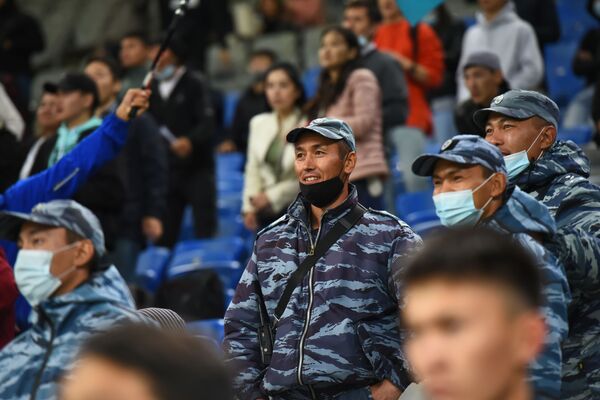 Даже полицейские, обеспечивающие порядок на стадионе, на какой-то момент стали просто болельщиками - Sputnik Казахстан