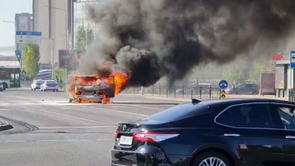 Микроавтобус сгорел посреди улицы в Нур-Султане - Sputnik Казахстан
