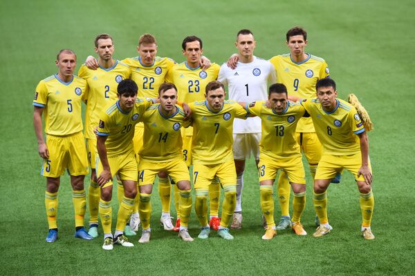 Сборная Казахстана позирует перед матчем с Украиной  - Sputnik Казахстан