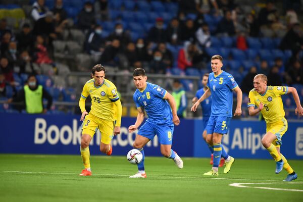 Момент матча между сборными Казахстана и Украины по футболу в рамках отбора на чемпионат мира - Sputnik Казахстан