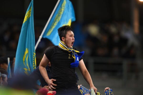 Болельщик казахстанской сборной по футболу на матче с Украиной  - Sputnik Казахстан