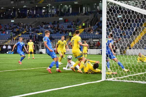 Момент матча между сборными Казахстана и Украины по футболу в рамках отбора на  чемпионат мира  - Sputnik Казахстан