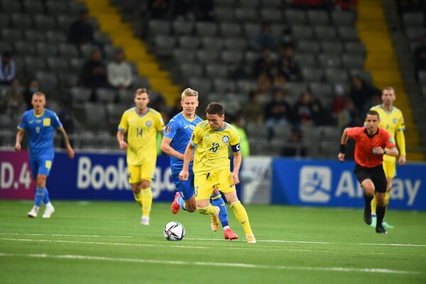 Полузащитник казахстанской сборной Азат Нургалиев в матче против Украины  - Sputnik Казахстан