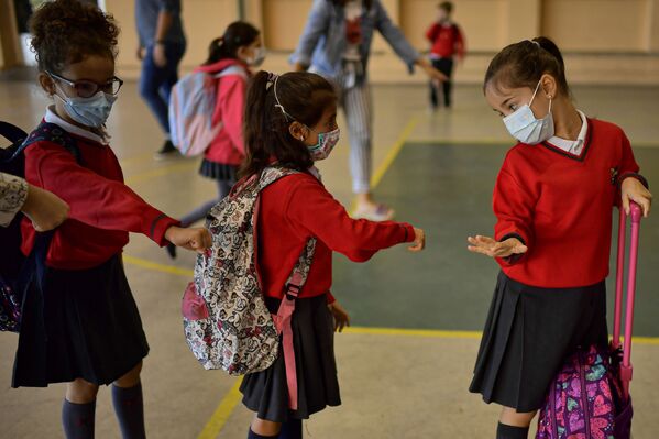 Ученики перед входом в школу Луиса Амиго в Памплоне, Испания - Sputnik Қазақстан