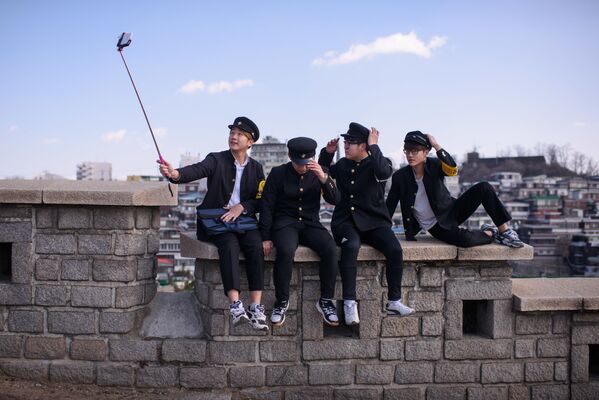 Корейская молодежь делает групповое селфи в школьной форме, Сеул, Южная Корея - Sputnik Казахстан
