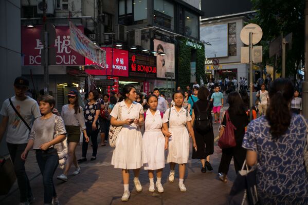 Школьники идут по улице в Гонконге  - Sputnik Казахстан