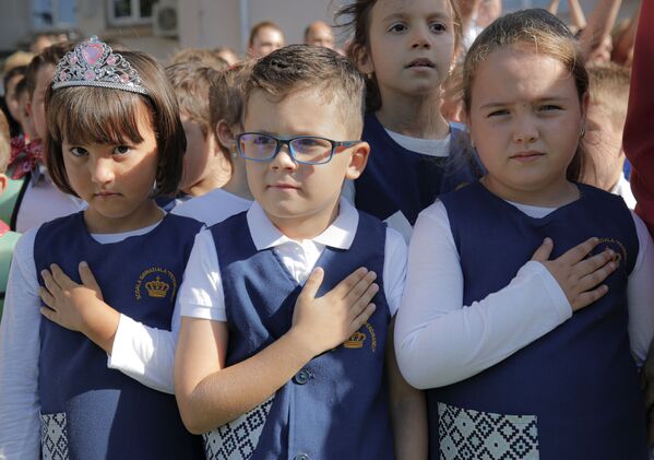 Дети во время празднования учебного года в школе Фердинанда I в Бухаресте, Румыния - Sputnik Казахстан