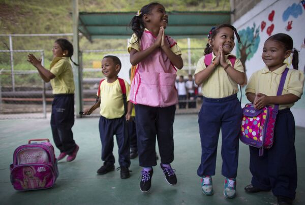 Дети прыгают и улыбаются во время занятия в школе в Каракасе, Венесуэла - Sputnik Казахстан