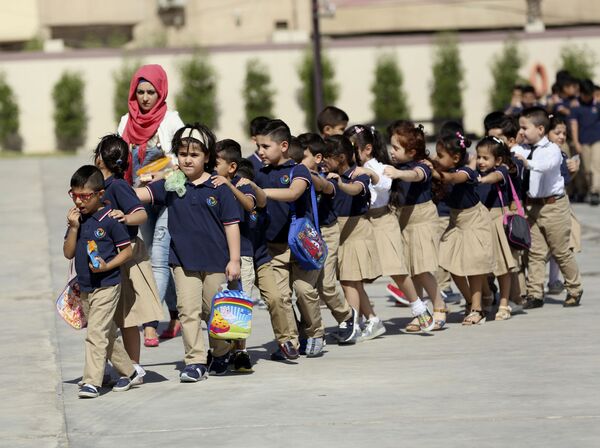 Школьники выстраиваются в очередь в первый день занятий в Багдаде, Ирак - Sputnik Казахстан