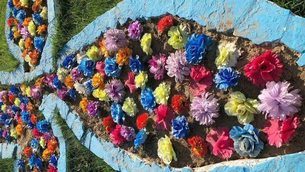 Актауцы пожаловались на кладбищенские цветы в центре города - Sputnik Казахстан
