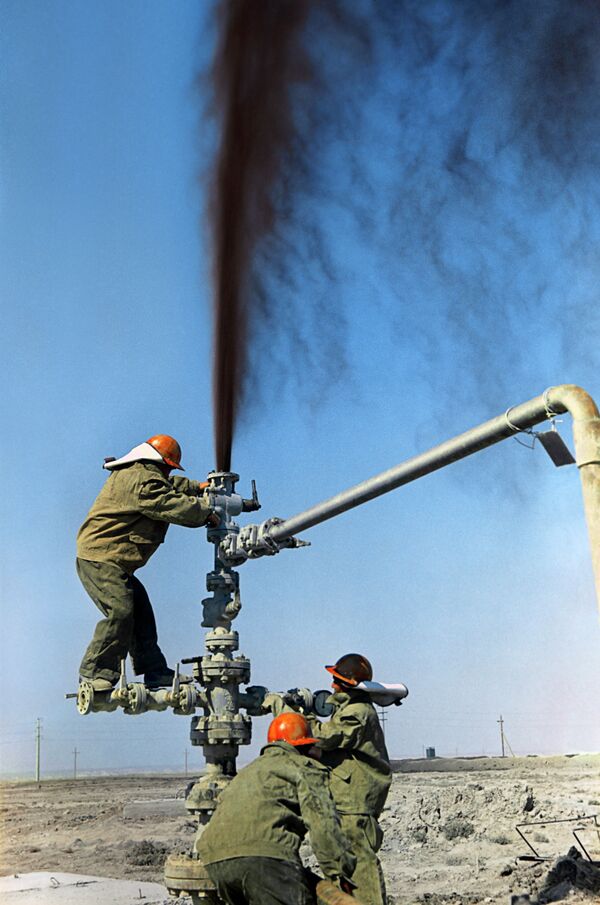 Нефтяники ставят заглушку на нефтяной фонтан. - Sputnik Казахстан