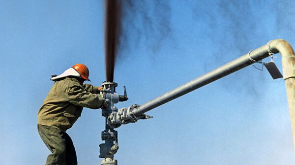Нефтяники ставят заглушку на нефтяной фонтан. - Sputnik Қазақстан