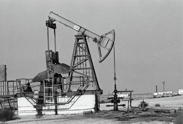 Штанговый насос на нефтяной скважине - Sputnik Казахстан