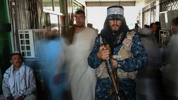 Боевик Талибана* патрулирует выход с рынка в Кабуле  - Sputnik Казахстан