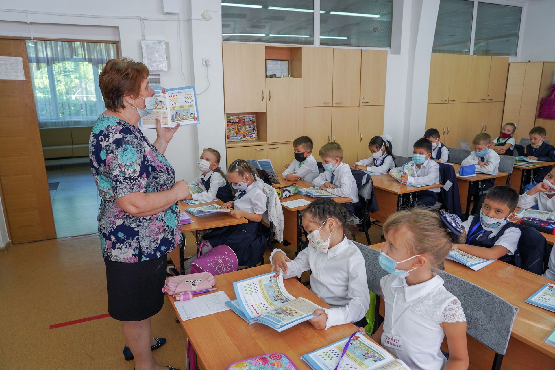 Учитель с микрофоном, дети в масках: как COVID изменил школьные будни - Sputnik Казахстан, 1920, 06.09.2021