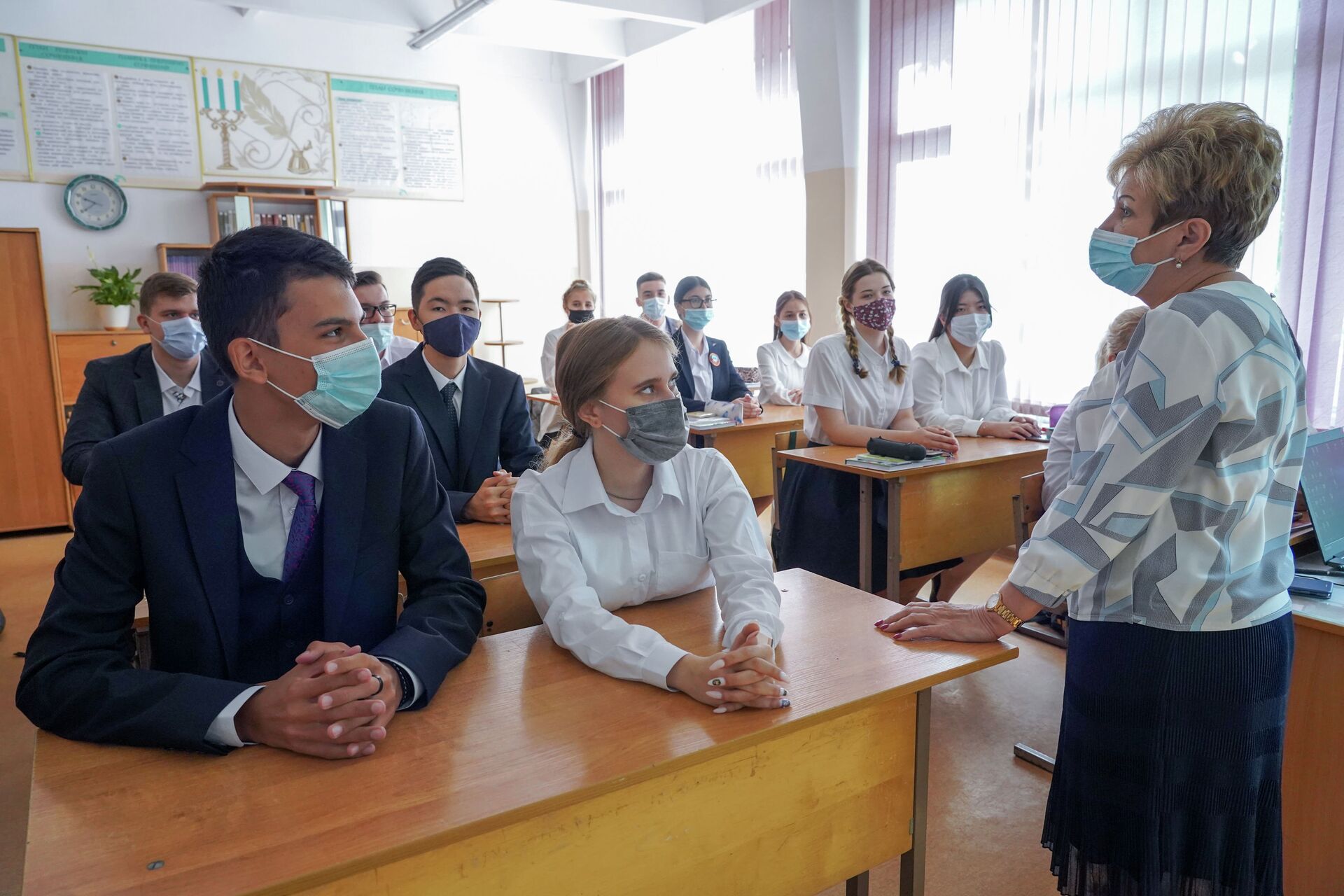 Учитель с микрофоном, дети в масках: как COVID изменил школьные будни - Sputnik Казахстан, 1920, 06.09.2021