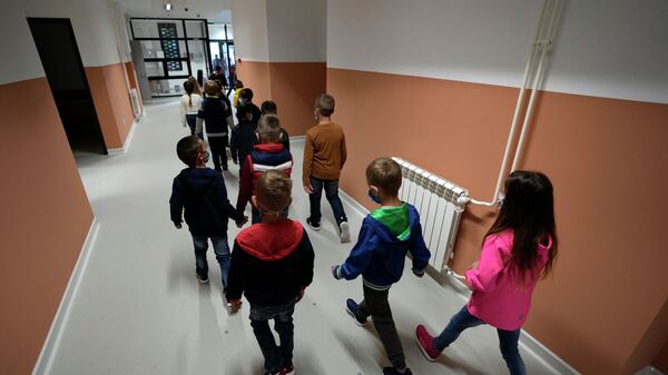 Ученики идут в класс - Sputnik Казахстан