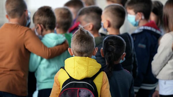 Школьники идут на уроки  - Sputnik Казахстан