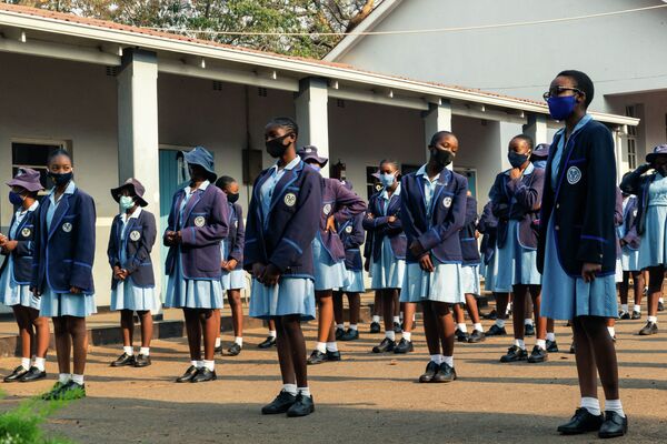 Школьники государственной школы в Зимбабве. Учебные заведения были вновь открыты после того, как власти начали ослаблять изоляцию от коронавируса  - Sputnik Қазақстан