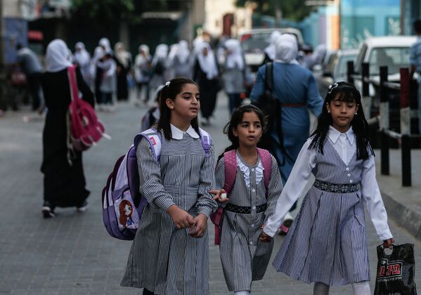 Палестинские школьницы по дороге на урок - Sputnik Казахстан