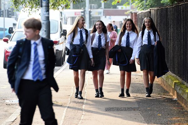 Ученики вернулись в школы в Глазго (Шотландия) после ослабления мер изоляции от коронавируса  - Sputnik Қазақстан