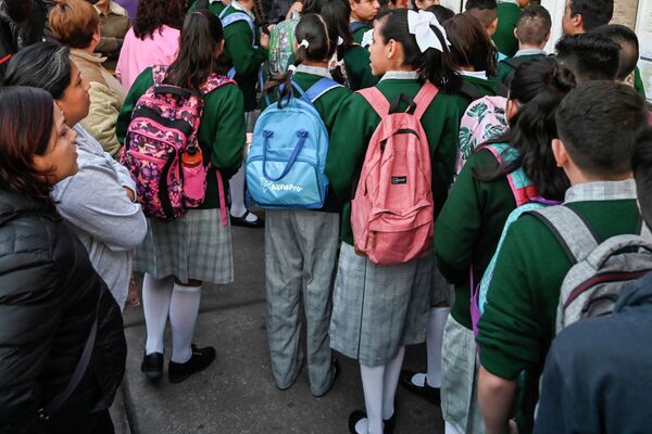 Мексиканские школьники у входа в школу - Sputnik Казахстан