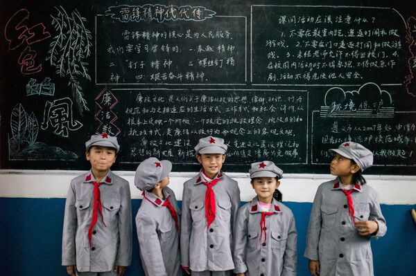 Ученики начальной школы Красной Армии носят пионерские галстуки и фуражки со звездой - Sputnik Казахстан