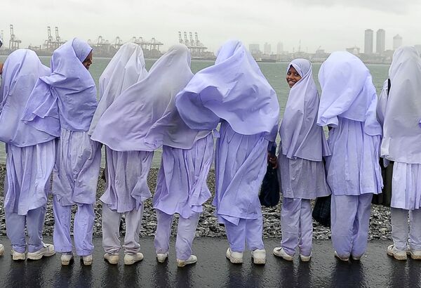 Мусульманские школьницы Шри-Ланки стоят на краю морского порта в Коломбо - Sputnik Қазақстан