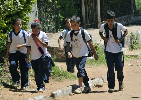 Школьники направляются в школу в Асунсьоне, Парагвай - Sputnik Қазақстан