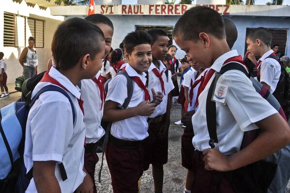 Школьники болтают во время перемены между уроками в Гаване - Sputnik Казахстан